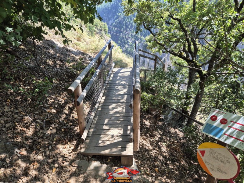 Côté Est, plateforme d'observation. Pont Suspendu de Niouc, val d'Anniviers.