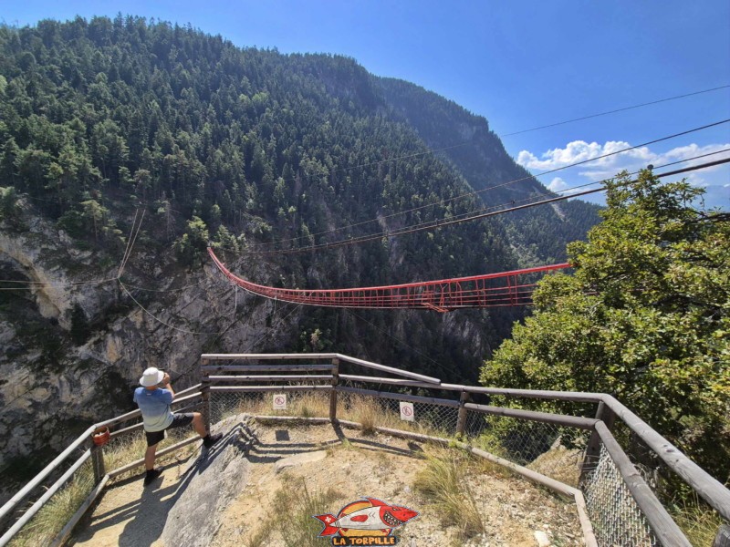 Côté Est, plateforme d'observation. Pont Suspendu de Niouc, val d'Anniviers.