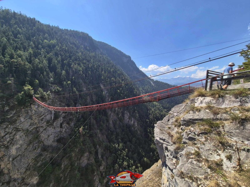 Côté Est, plateforme d'observation. Pont Suspendu de Niouc, val d'Anniviers.