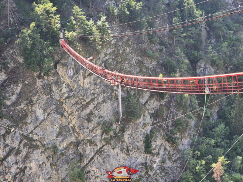 Bungy Niouc, Saut à l'élastique. Pont Suspendu de Niouc, val d'Anniviers.