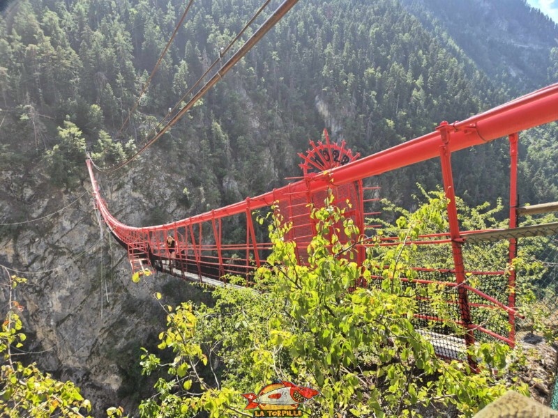 Côté Est, pont suspendu. Pont Suspendu de Niouc, val d'Anniviers.