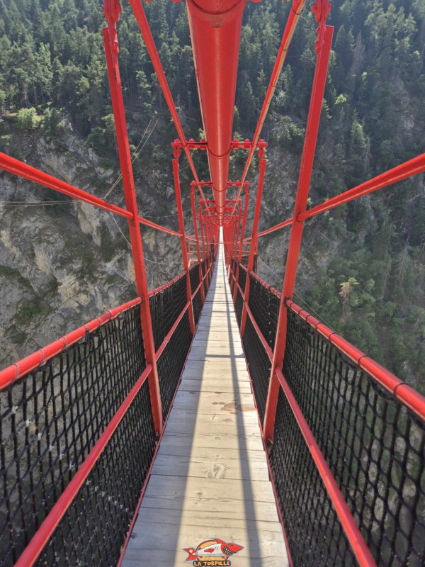 Sur le pont, direction ouest. Pont Suspendu de Niouc, val d'Anniviers.