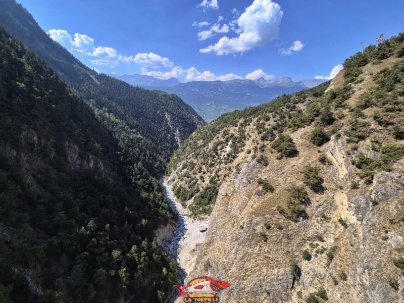 Panorama, vue sud. Pont Suspendu de Niouc, val d'Anniviers.