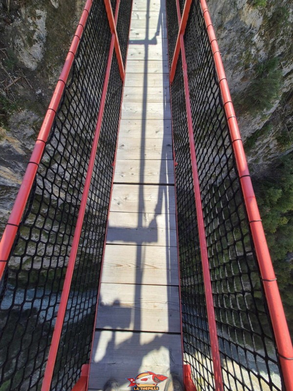 Sur le pont, direction sol. Pont Suspendu de Niouc, val d'Anniviers.