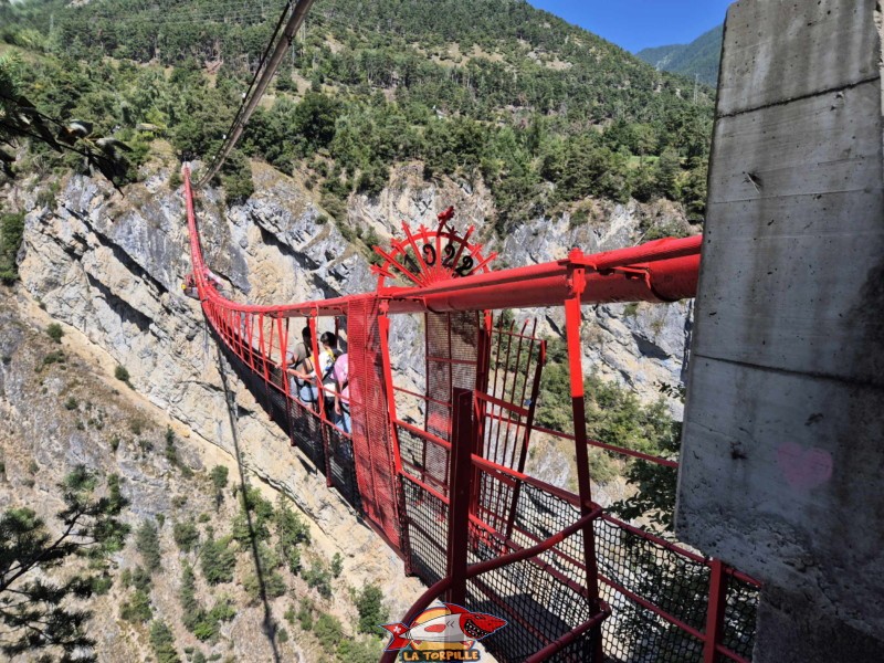 côté ouest. Pont Suspendu de Niouc, val d'Anniviers.