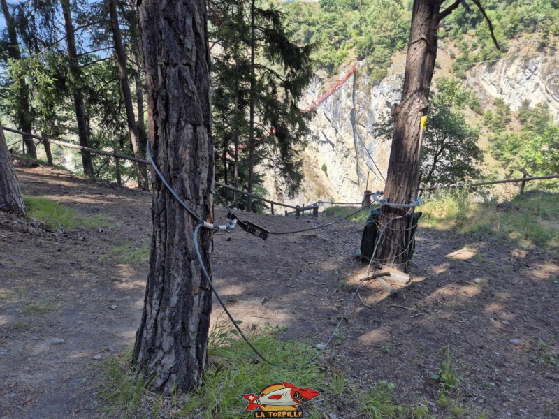 Bungy Niouc, tyrolienne. Pont Suspendu de Niouc, val d'Anniviers. Les points d'ancrage et l'arrivée de la tyrolienne côté ouest.