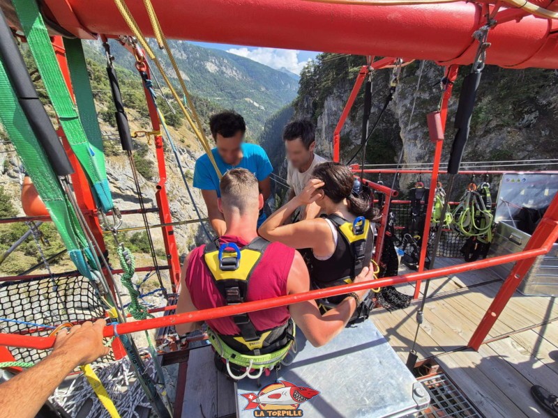 Bungy Niouc, Saut à l'élastique. Pont Suspendu de Niouc, val d'Anniviers.