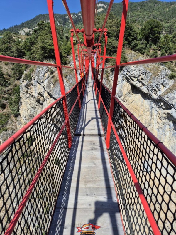Sur le pont, direction est. Pont Suspendu de Niouc, val d'Anniviers.