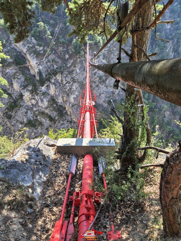 Côté Est, pont suspendu. Pont Suspendu de Niouc, val d'Anniviers.