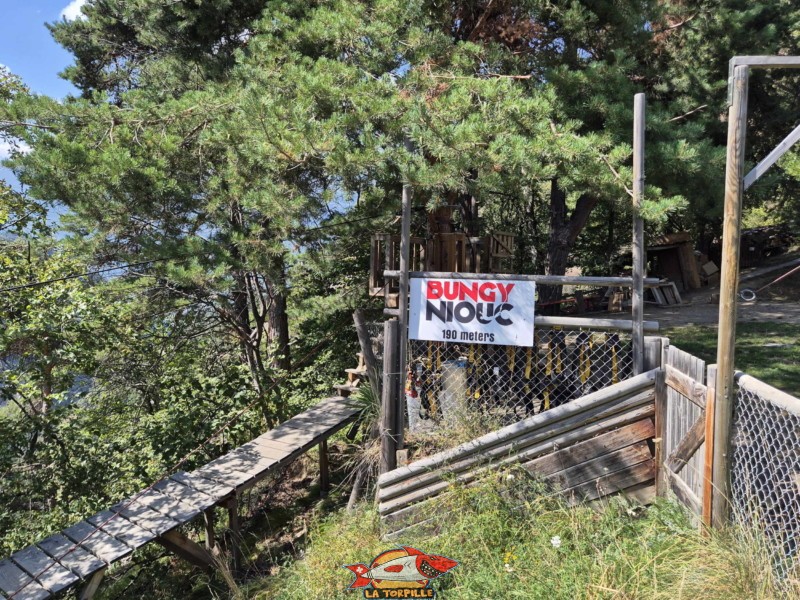Bungy Niouc, tyrolienne. Pont Suspendu de Niouc, val d'Anniviers. La plateforme de départ de la tyrolienne à côté de la buvette.