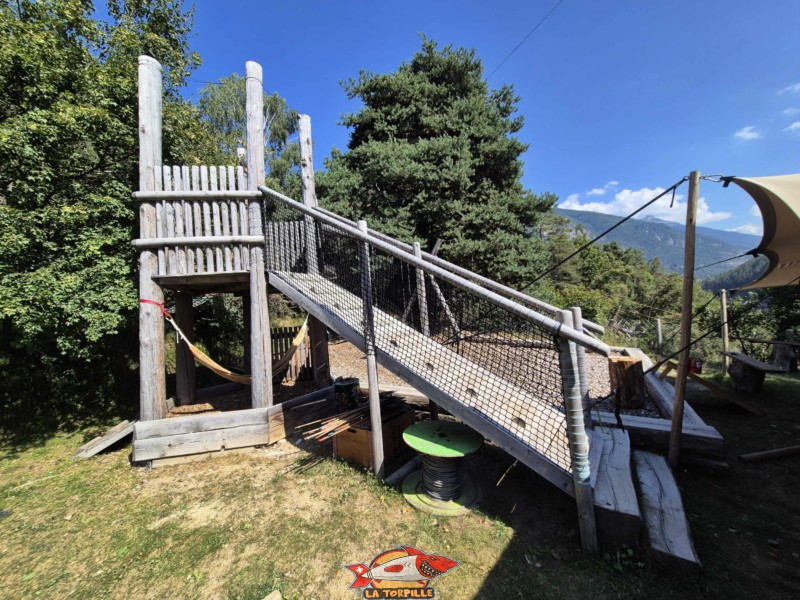 Place de jeux. Pont Suspendu de Niouc, val d'Anniviers.