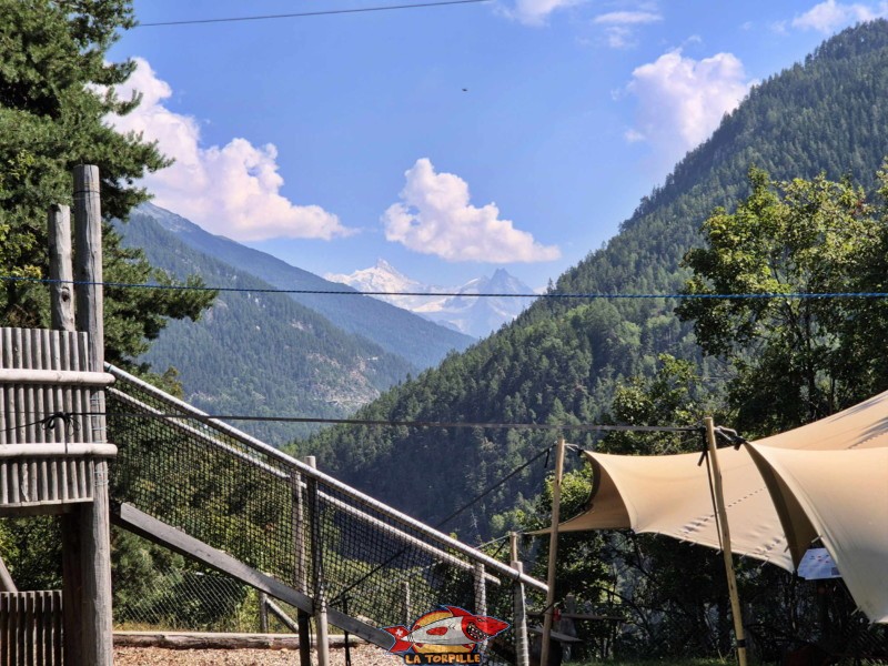 La vue, direction sud, vers le haut du val d'Anniviers. Enneigé, le Zinalrothorn à 4221 mètres d'altitude.. Pont Suspendu de Niouc, val d'Anniviers.