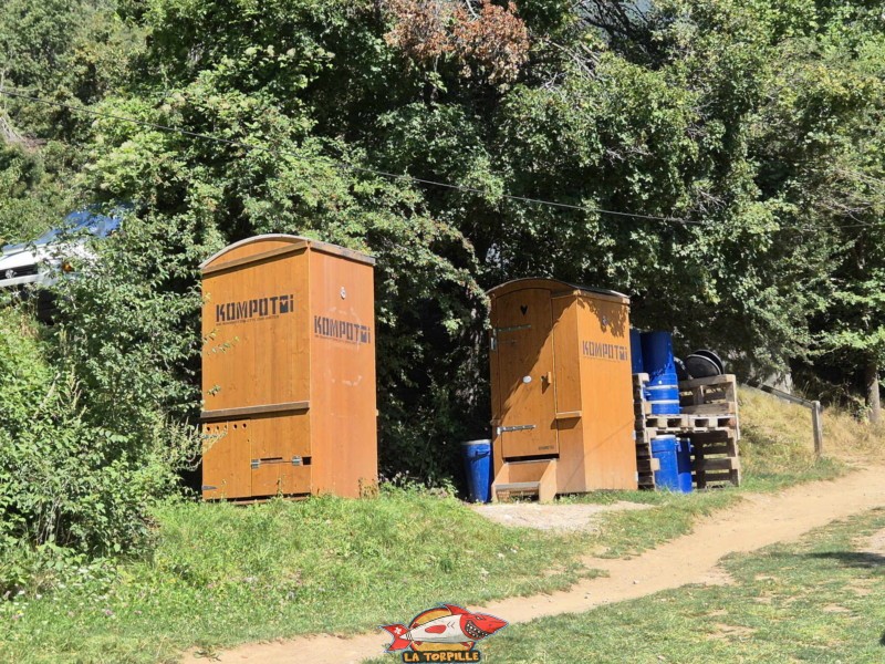 Toilettes. Pont Suspendu de Niouc, val d'Anniviers.