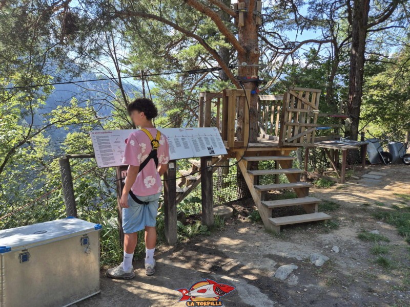 Bungy Niouc, tyrolienne. Pont Suspendu de Niouc, val d'Anniviers. La plateforme de départ de la tyrolienne à côté de la buvette.