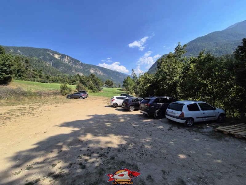 Le parking.. Pont Suspendu de Niouc, val d'Anniviers.