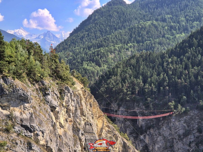Les vue éloignées en dessous du pont de Niouc. Le Zinalrothorn à gauche de de l'image.