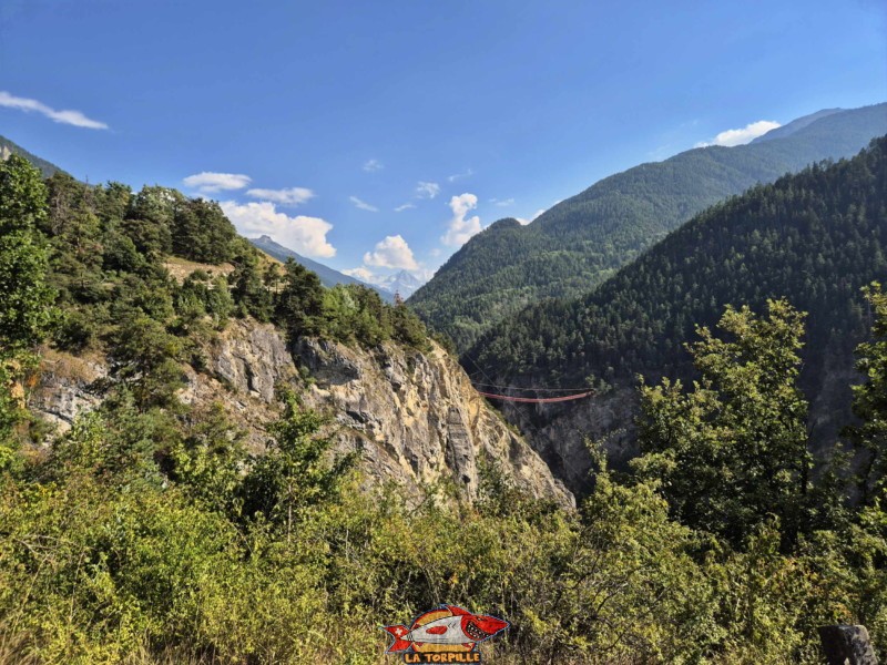 Les vue éloignées en dessous du pont de Niouc.