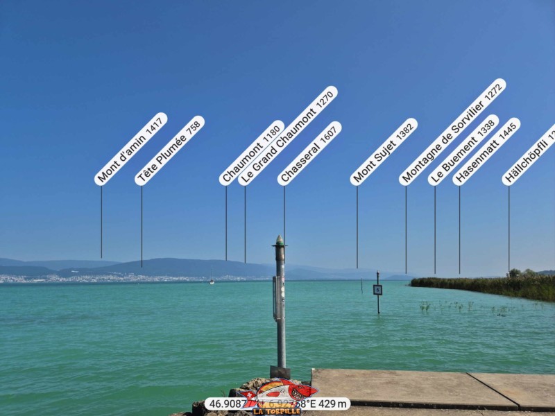 La vue direction nord-est depuis la plage de Gletterens. Tête Plumée, Chaumont, Chasseral, Mont Sujet.