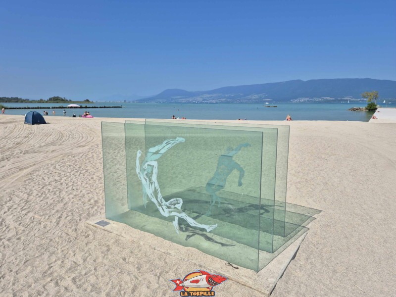 Les panneaux en verre de la sculpture "Jeux d'Eau" de Jean-Marc Schwaller construite en 2011. Plage de Gletterens, Broye fribourgeoise, lac de Neuchâtel.