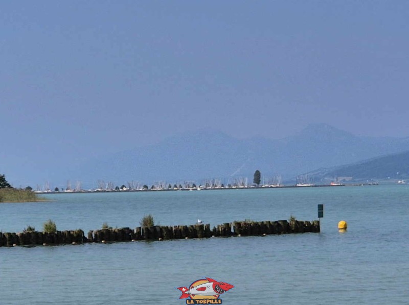 Le port de Chevroux depuis la plage de Gletterens.