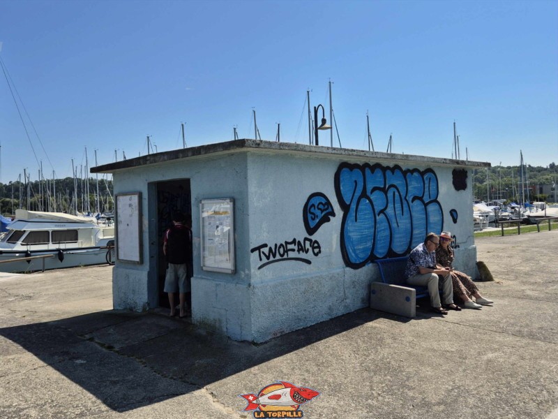Salle d'attente. Débarcadère de Portalban, compagnie LNM, lac de Neuchâtel