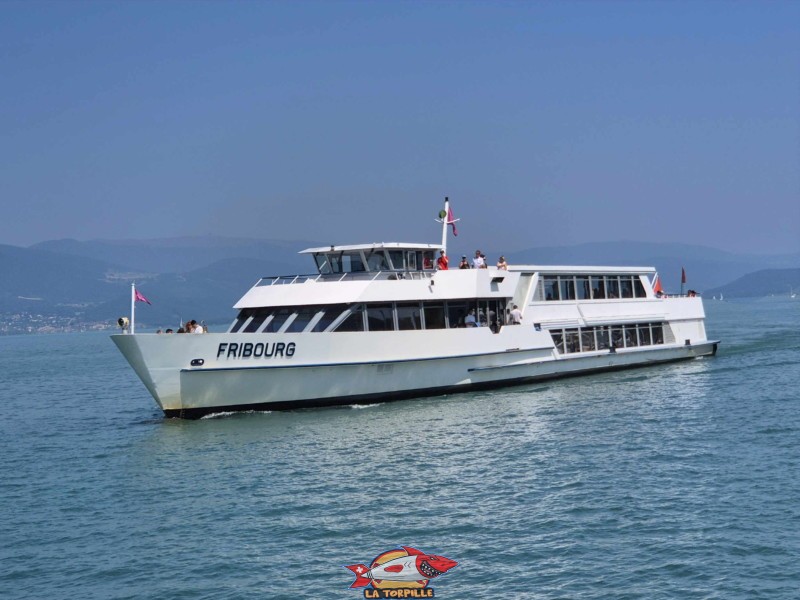 Ponton, Extrémité. Le bateau "Fribourg" en approche du débarcadère. Débarcadère de Portalban, compagnie LNM, lac de Neuchâtel Ponton, Extrémité. Le bateau "Fribourg" en approche du débarcadère. Débarcadère de Portalban, compagnie LNM, lac de Neuchâtel