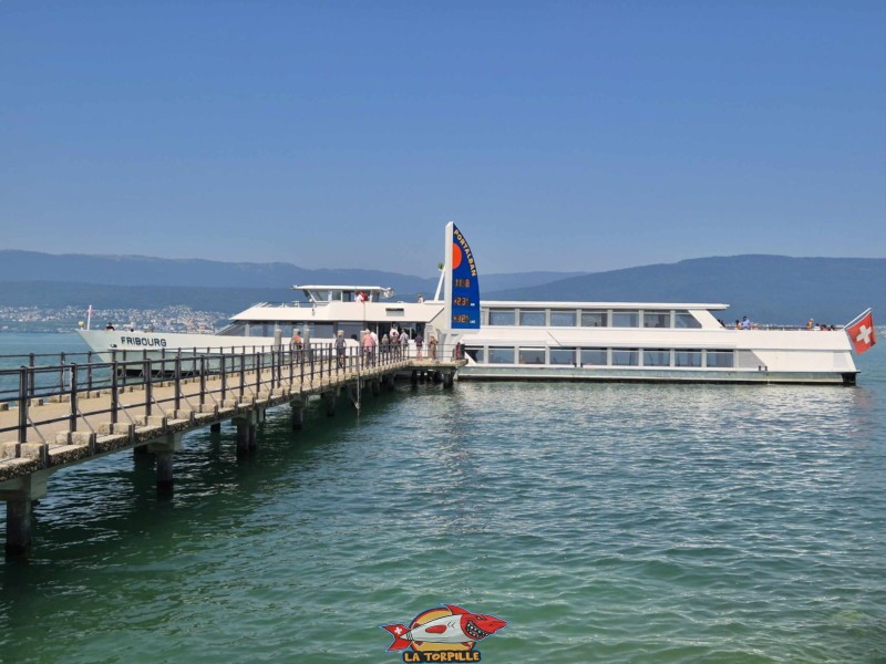 Ponton, vue d'ensemble. Débarcadère de Portalban, compagnie LNM, lac de Neuchâtel