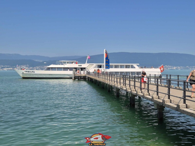 Ponton, vue d'ensemble. Débarcadère de Portalban, compagnie LNM, lac de Neuchâtel Ponton, vue d'ensemble. Débarcadère de Portalban, compagnie LNM, lac de Neuchâtel