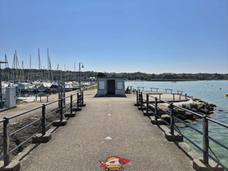 Ponton, Direction plage. Débarcadère de Portalban, compagnie LNM, lac de Neuchâtel