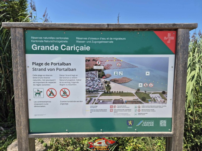 Un panneau sur la règles à respecter au niveau de la plage de Portalban.