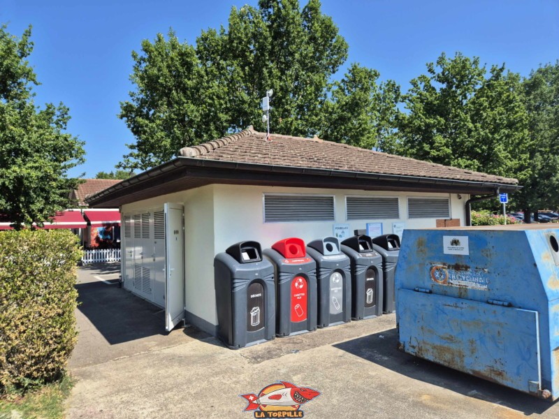 Toilettes. Plage de Cudrefin, Canton de Vaud, lac de Neuchâtel.