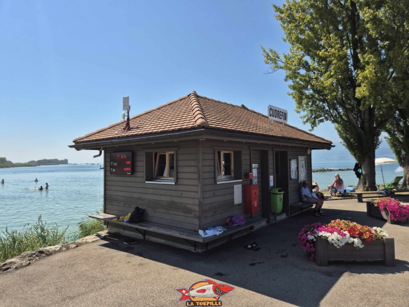 Digue. Salle d'attente et débarcadère de Cudrefin. Plage de Cudrefin, Canton de Vaud, lac de Neuchâtel.