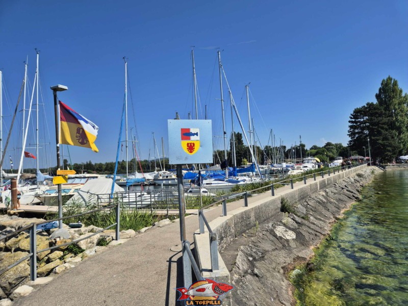 La digue du port de Cudrefin en direction de la plage.