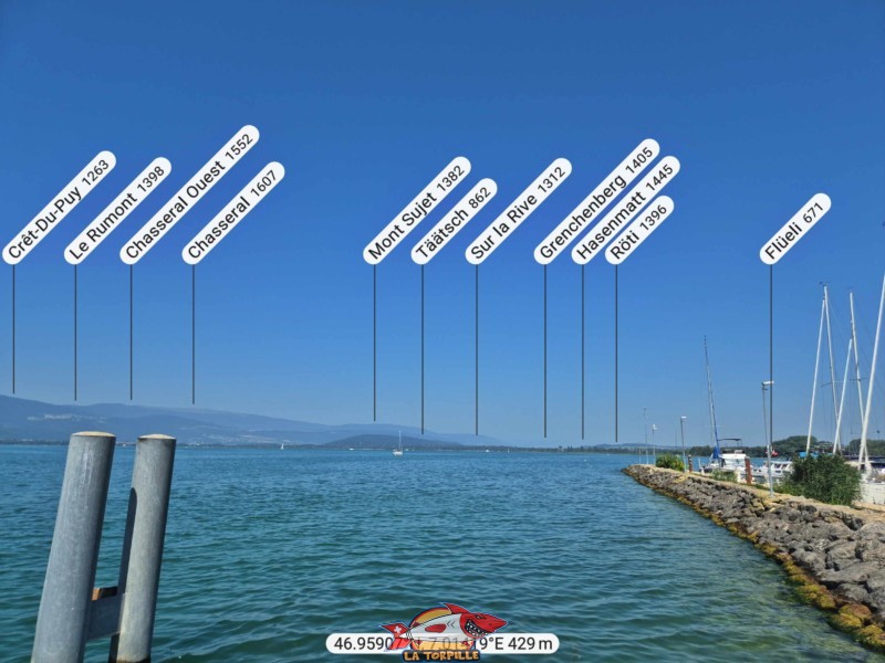 La vue direction nord-est depuis le débarcadère de Cudrefin. Chasseral, Mont Sujet.