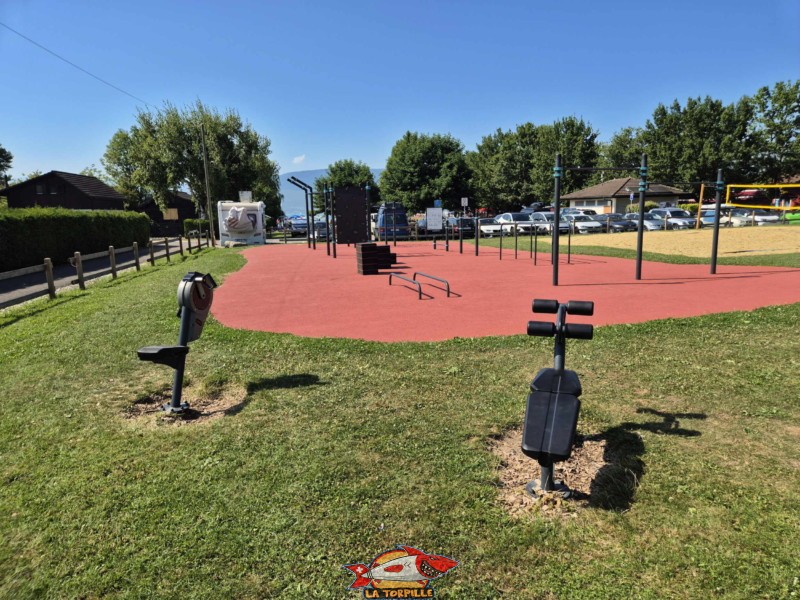 Une grande surface herbeuse se trouve derrière la pelouse de la plage. Le fitness urbain. Plage de Cudrefin, Canton de Vaud, lac de Neuchâtel.