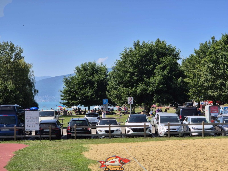 Parking. Plage de Cudrefin, Canton de Vaud, lac de Neuchâtel.