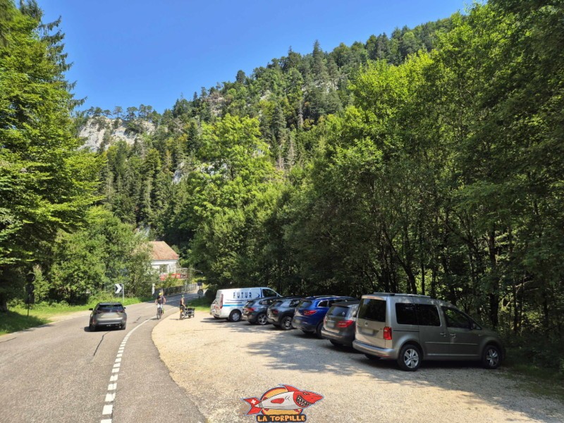 Le parking payant au lieu dit "Blanches Fontaines" à un kilomètre au sud du village d'Untervelier. Lac Vert