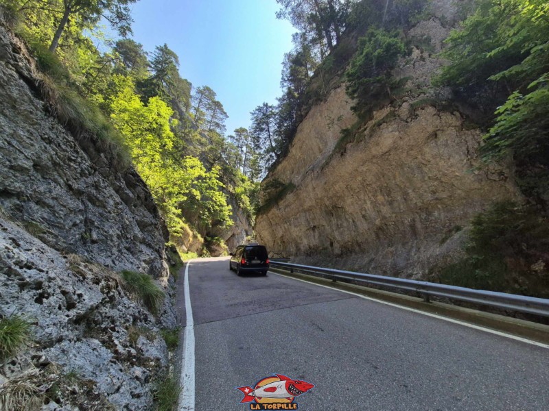 La montée le long de la route du tunnel jusqu'au sommet des gorges du Pichoux.