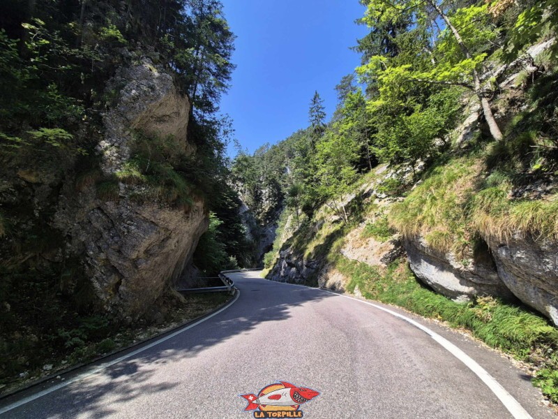 La descente, le long de la route, du sommet des gorges jusqu'au tunnel.