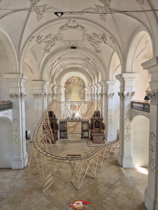 Une exposition temporaire constituée d'une installation en bois en forme de montagnes russes. Intérieur. Abbatiale. L'abbaye de Bellelay, Commune de Saicourt, Jura bernois.
