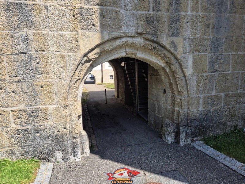 L'entrée dans la cloître se fait par la tour sud. Cloître. L'abbaye de Bellelay, Commune de Saicourt, Jura bernois.