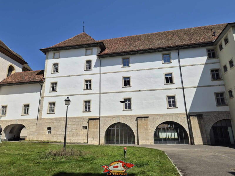 La façade est du cloître depuis l'intérieur. Cloître. L'abbaye de Bellelay, Commune de Saicourt, Jura bernois.