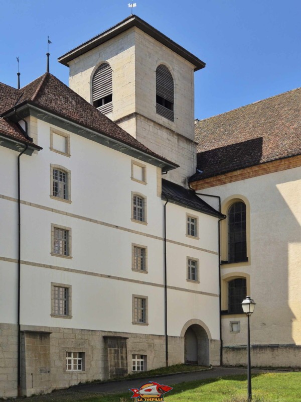 La tour sud depuis l'intérieur du cloître. Abbatiale. L'abbaye de Bellelay, Commune de Saicourt, Jura bernois.