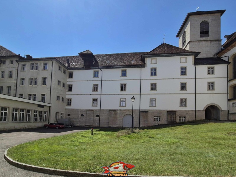 La façade ouest du cloître depuis l'intérieur. Cloître. L'abbaye de Bellelay, Commune de Saicourt, Jura bernois.