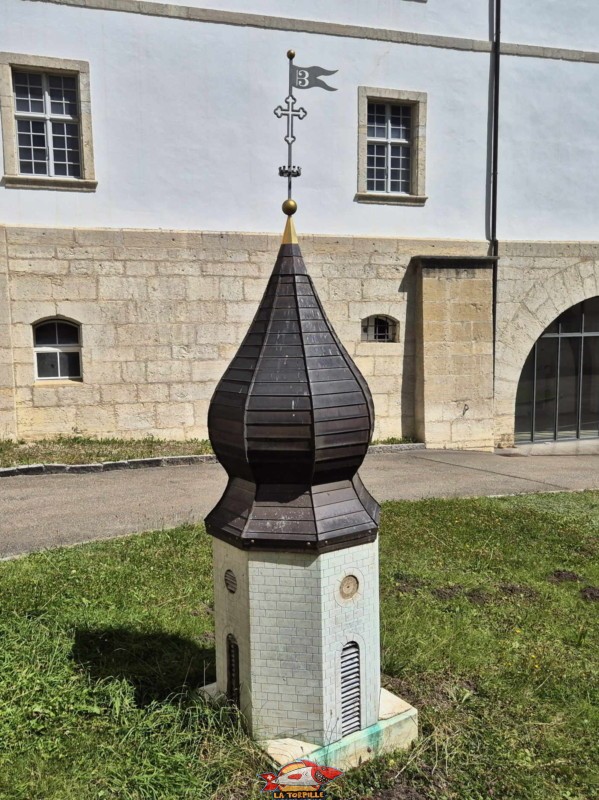 La réplique dans la cloître des anciens bulbes octogonaux qui se trouvaient au sommet des deux tours de l'abbaye. Abbatiale. L'abbaye de Bellelay, Commune de Saicourt, Jura bernois.