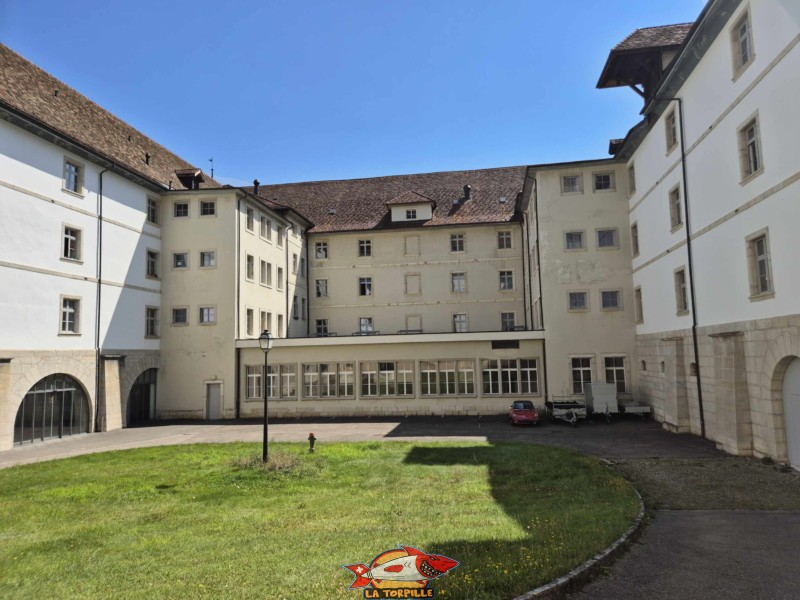 La façade sud du cloître depuis l'intérieur. Cloître. L'abbaye de Bellelay, Commune de Saicourt, Jura bernois.
