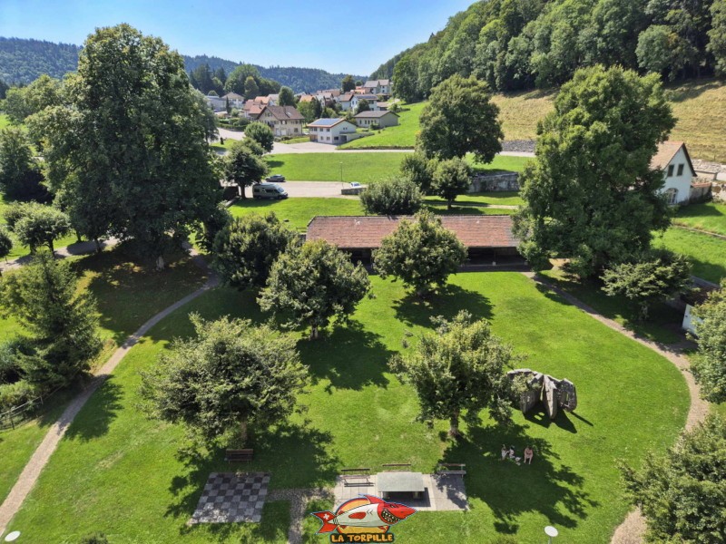 L'espace devant l'abbaye de Bellelay. L'abbaye de Bellelay, Commune de Saicourt, Jura bernois.