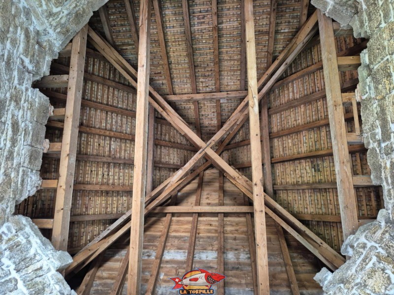 La charpente de la tour sud. On reconnait bien la forme octogonale en pierre qui supportait l'ancien bulbe qui coiffait la tour. Abbatiale. L'abbaye de Bellelay, Commune de Saicourt, Jura bernois.