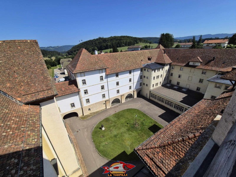 La vue d'ensemble sur le cloître depuis la tour sud. Cloître. L'abbaye de Bellelay, Commune de Saicourt, Jura bernois.