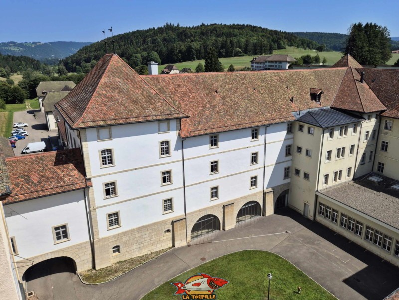 La façade est du cloître depuis la tour sud de l'abbaye. Cloître. L'abbaye de Bellelay, Commune de Saicourt, Jura bernois.
